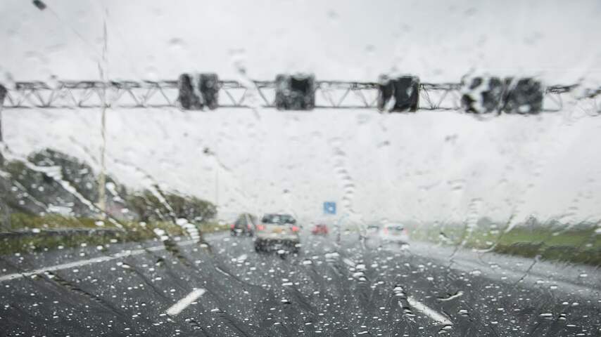 Zware regenval op de snelweg