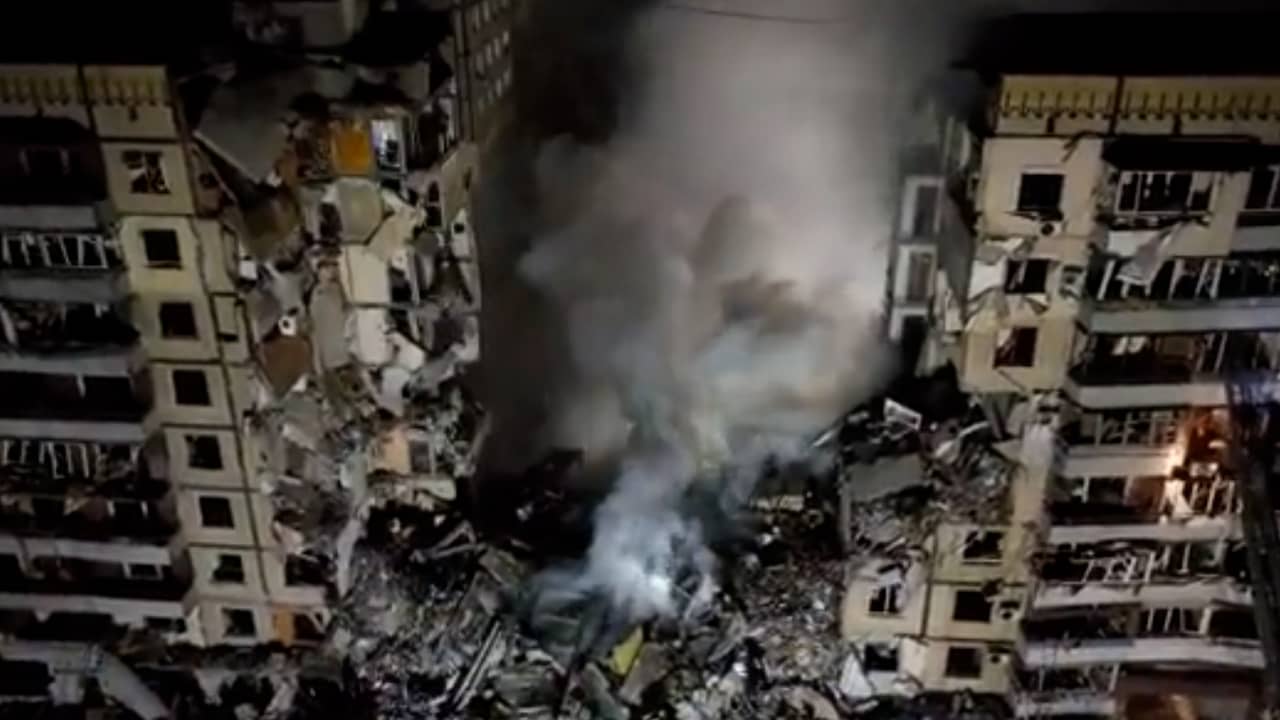 Beeld uit video: Flatgebouw in Dnipro verwoest door Russische raketaanval