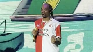 Snoop Dogg verrast fans met Feyenoord-shirt tijdens optreden