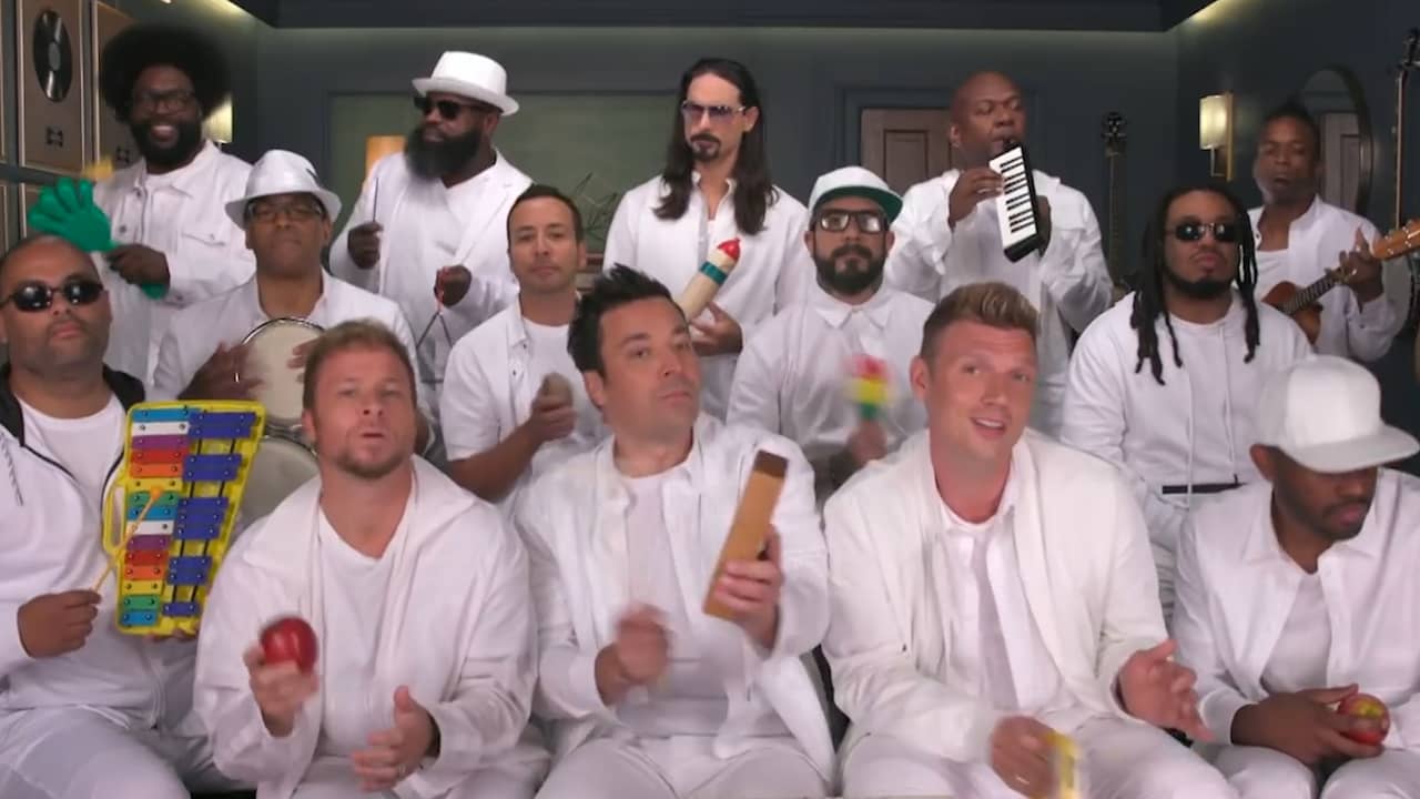 Beeld uit video: Backstreet Boys spelen 'I Want It That Way' met speelgoedinstrumenten
