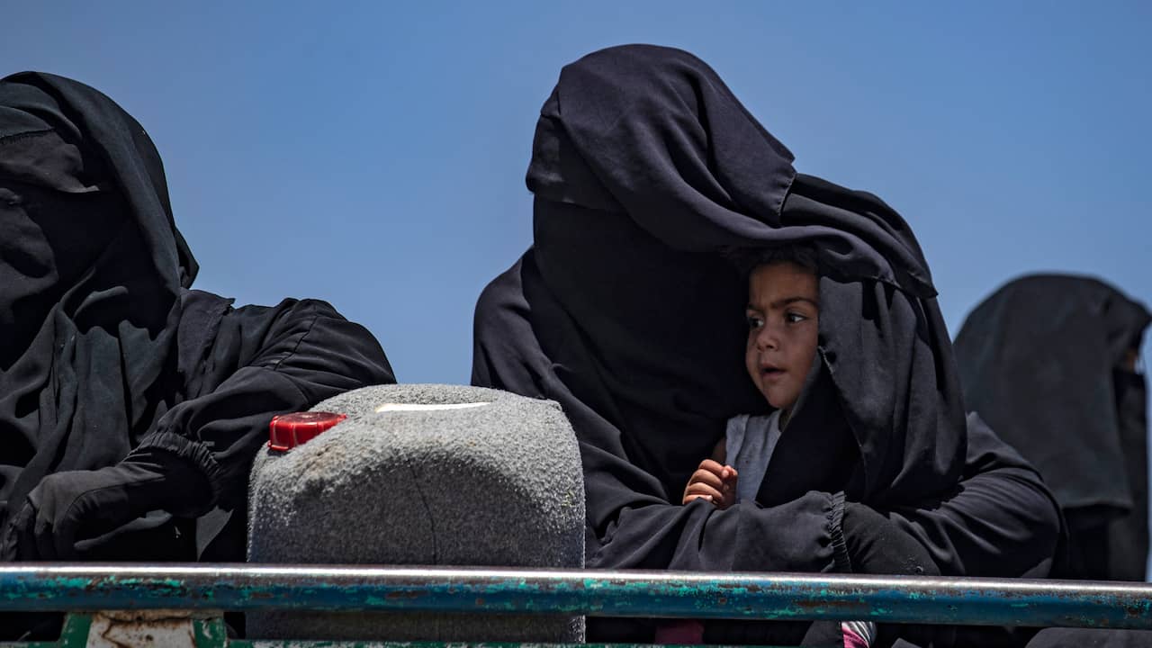 Nederland Haalt Vijf IS-vrouwen Met Kinderen Terug Uit Syrisch ...