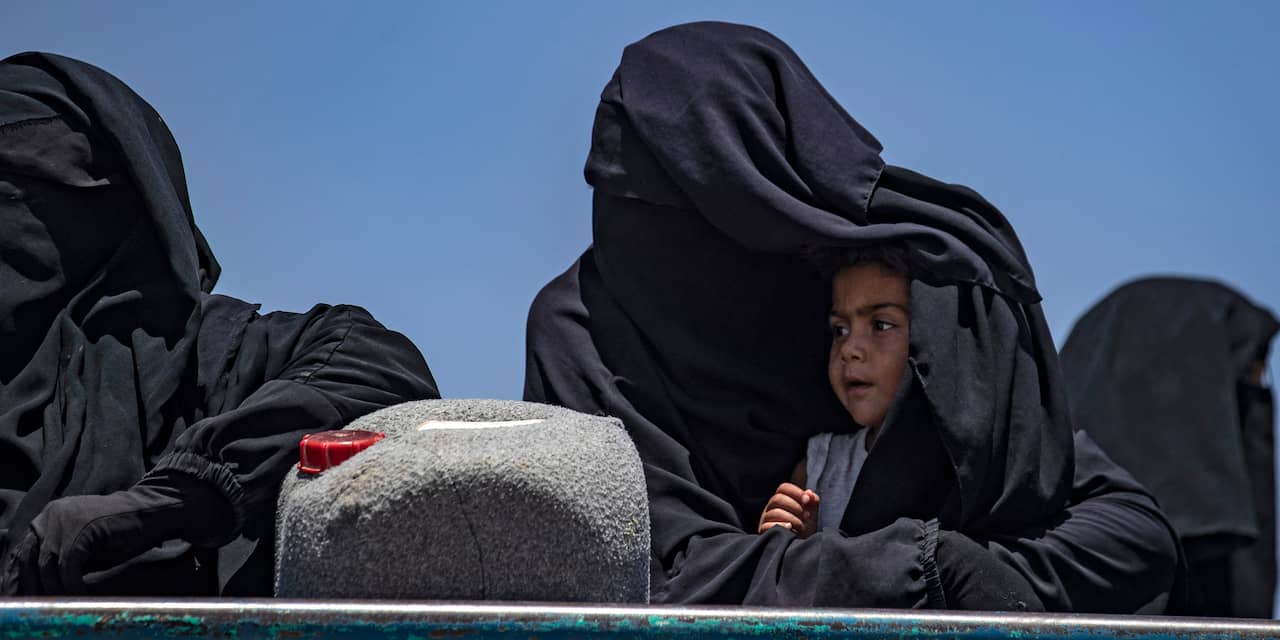 Nederland haalt vijf IS-vrouwen met kinderen terug uit Syrisch vluchtelingenkamp