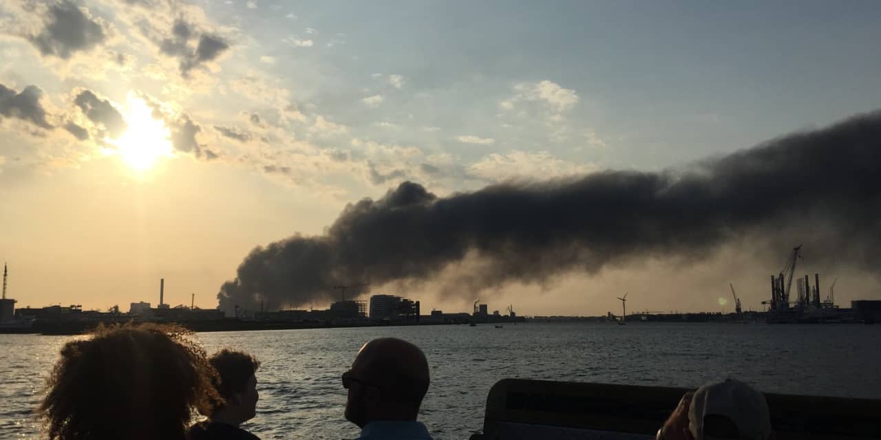 Brandweer hele nacht druk met brand Westelijk Havengebied Amsterdam
