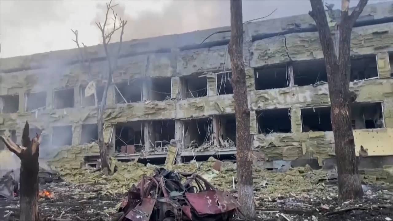 Beeld uit video: Kraamkliniek in Oekraïense havenstad Mariupol verwoest