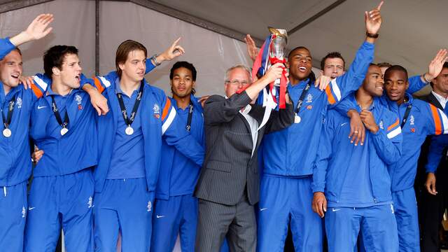 De selectie van Jong Oranje met Foppe de Haan en Ron Vlaar in 2007.