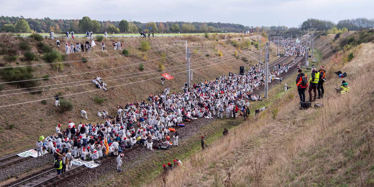 Activisten bezetten spoorbaan bruinkoolbos Hambach