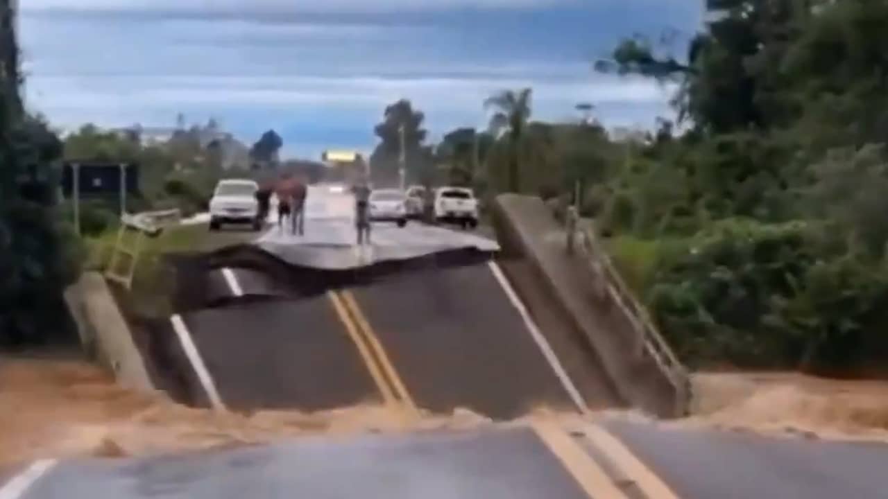 Beeld uit video: Braziliaan stapt net op tijd achteruit als brug wegspoelt