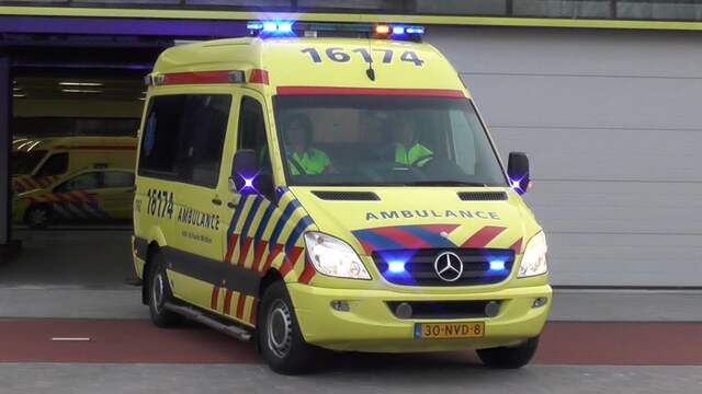 Zwaargewonde na ongeval met lesvrachtwagen op A73. Zwaargewonde na ongeval met lesvrachtwagen op A73.
