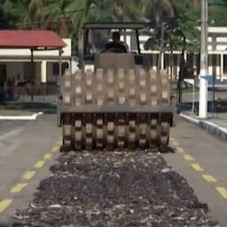 Leger Brazilië vernietigt 8.500 wapens met bulldozer