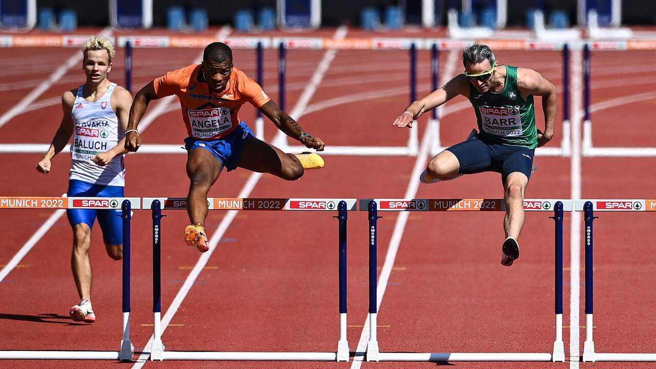 Ramsey Angela springt over de horden bij de EK atletiek in München.