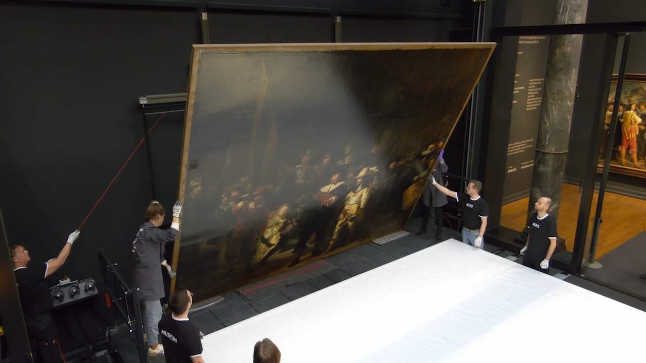 Beeld uit video: Rijksmuseum haalt Nachtwacht van muur voor nieuw frame