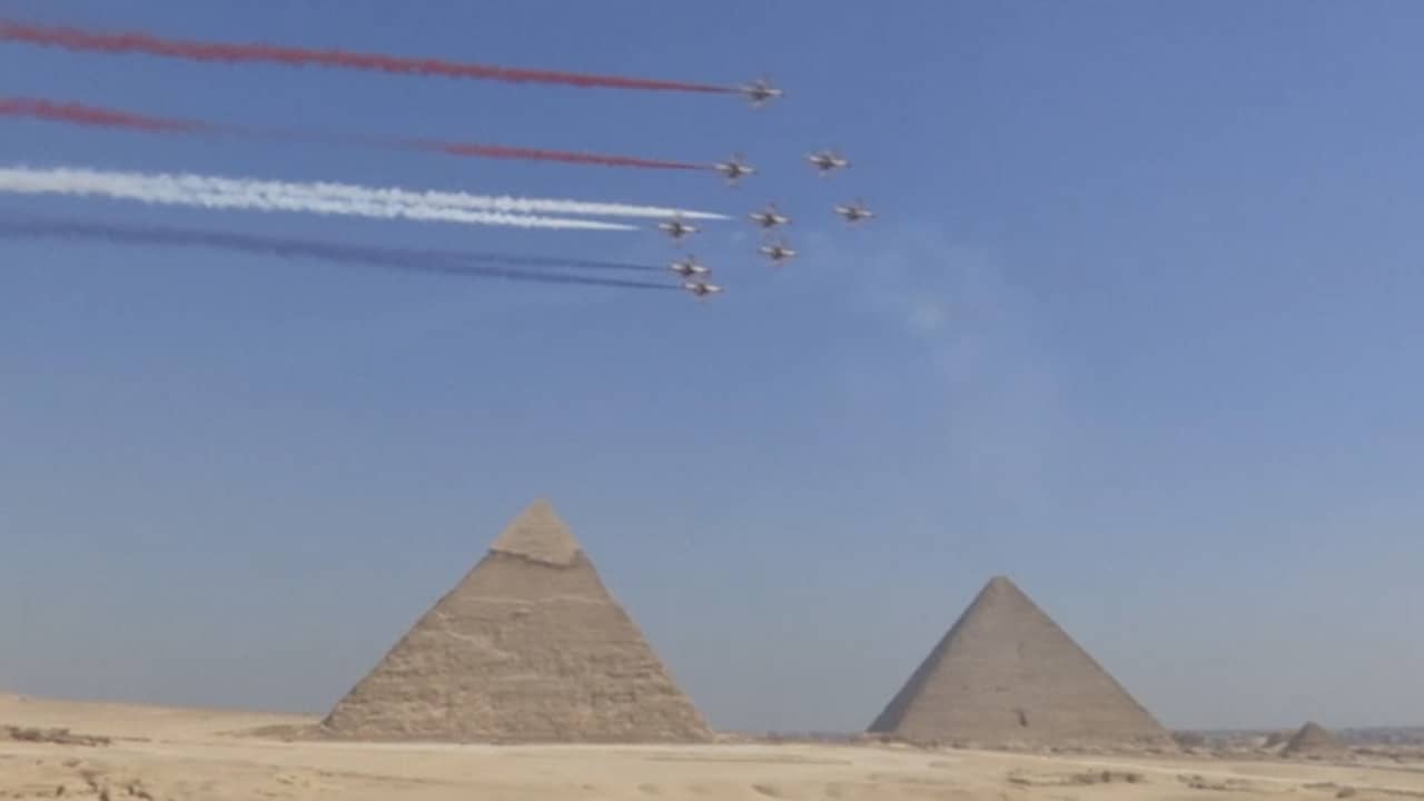Beeld uit video: Piloten geven vliegshow boven piramides in Egypte