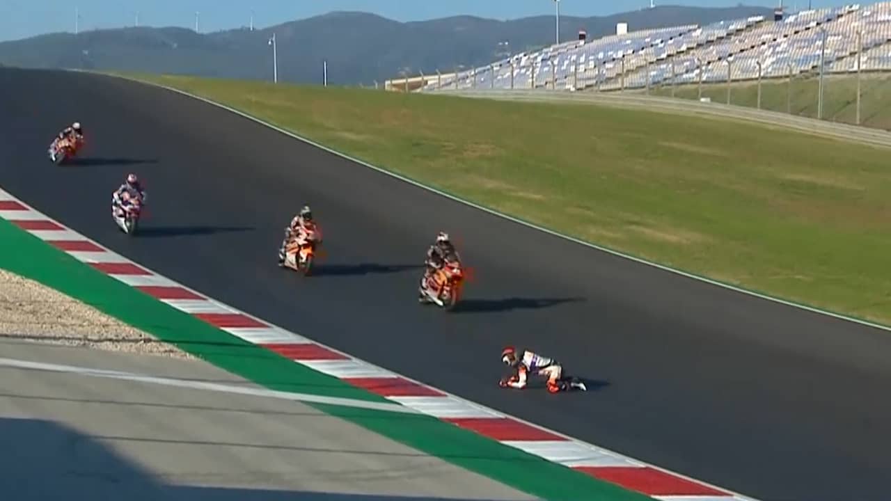 Beeld uit video: Moto2-rijders ontwijken gevallen coureur op miraculeuze wijze