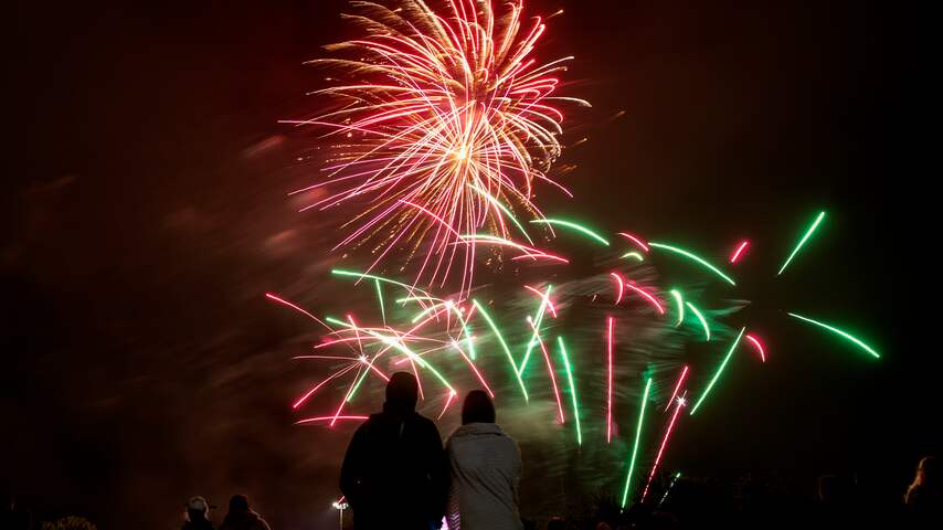 Bomvolle kades bij avondshow met spectaculair vuurwerk