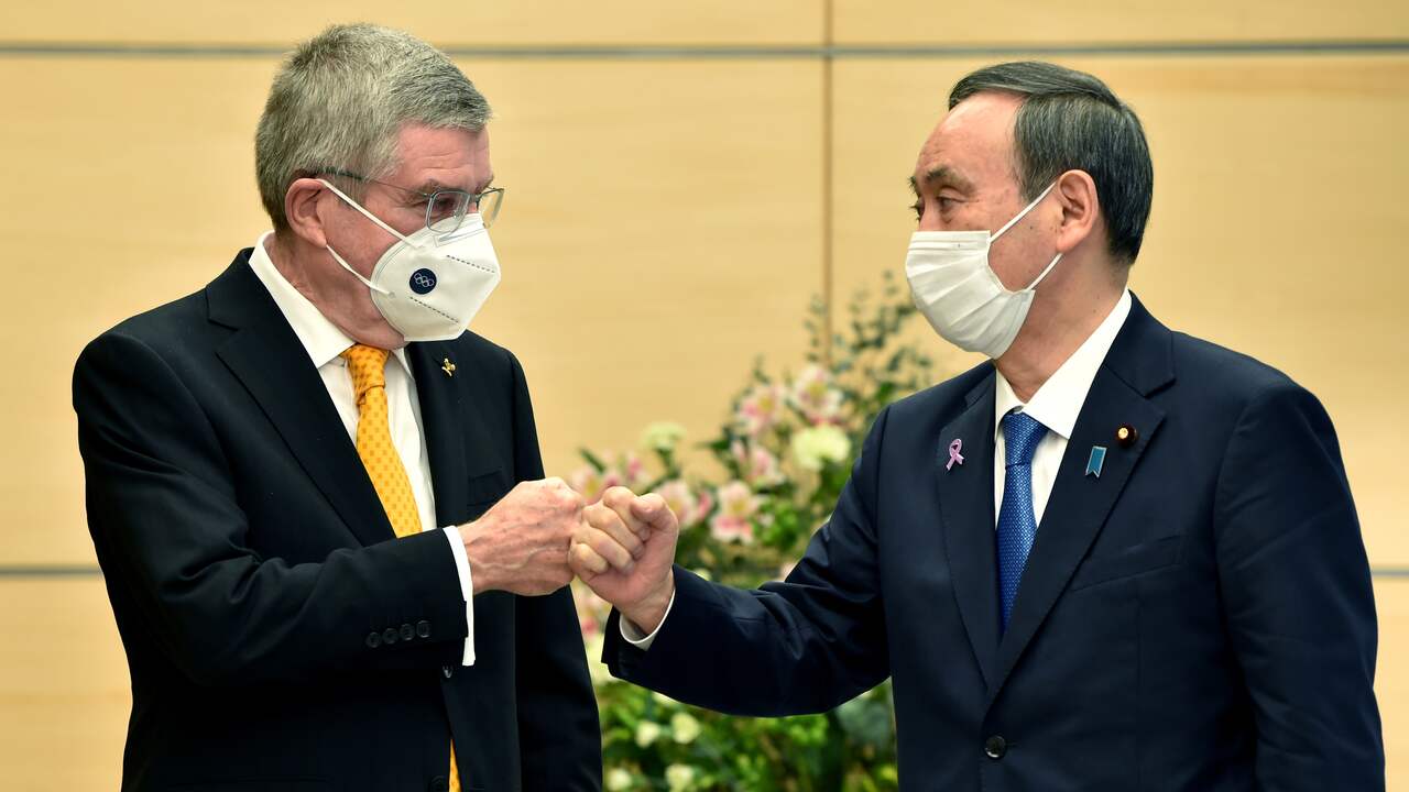 IOC-voorzitter Thomas Bach (links) met de Japanse premier Yoshihide Suga.