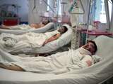 Donderdag 1 juni: Slachtoffers van de bloedige aanslag in Kabul op woensdagochtend, liggen in een ziekenhuis in de Afghaanse hoofdstad. In totaal kwamen negentig mensen om, 460 raakten gewond.
