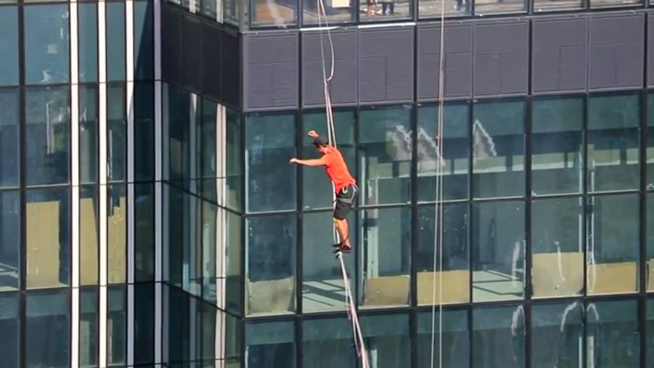 Man breekt op 350 meter hoogte record koordlopen in Moskou