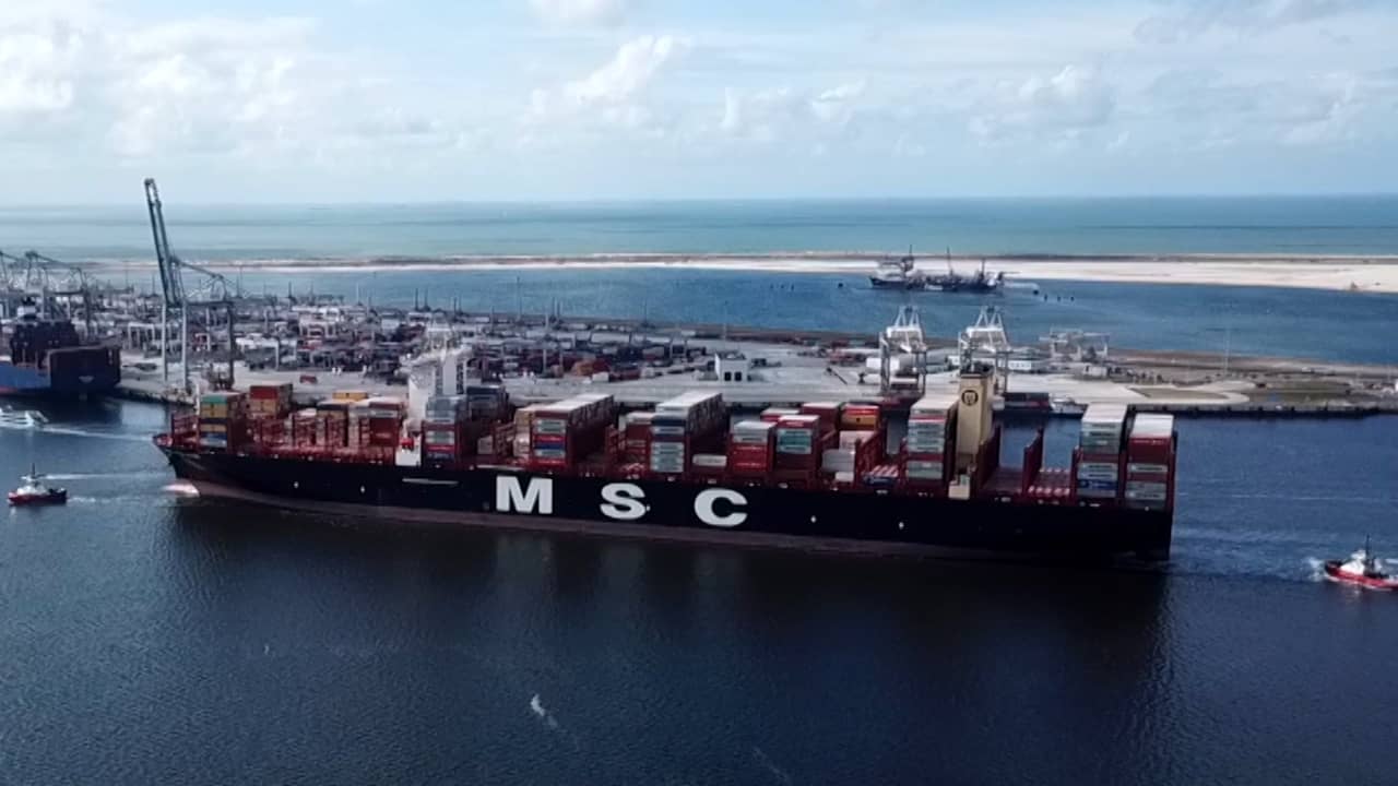 Grootste containerschip ter wereld vaart haven Rotterdam binnen