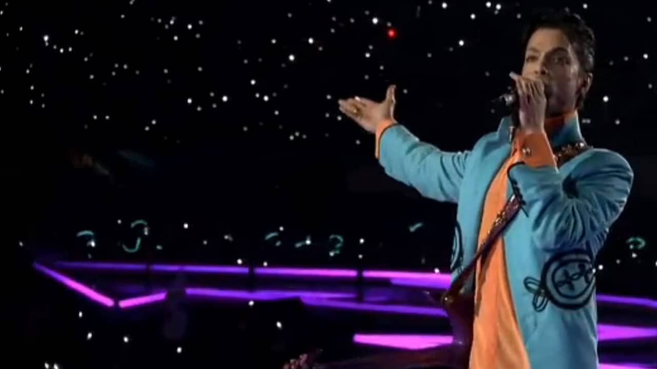 Beeld uit video: Prince zingt Purple Rain tijdens zijn laatste concert ooit