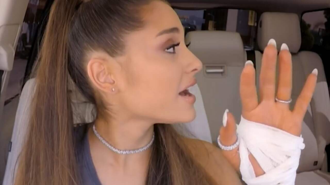 Beeld uit video: Zangeres Ariana Grande bezeert hand in escaperoom