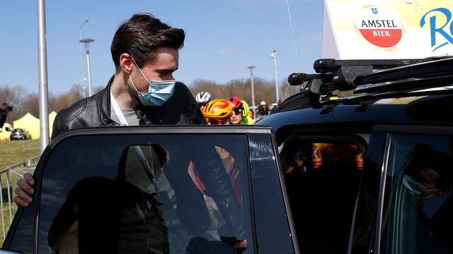 Tom Dumoulin stapt voor de Amstel Gold Race in de auto van koersdirecteur Leo van Vliet.
