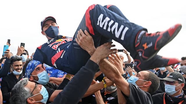 Stephane Peterhansel boekte in 2021 bij de auto's zijn veertiende eindzege in de Dakar Rally.
