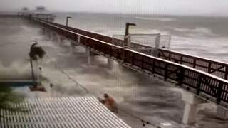 Zwemmers duiken in zee terwijl orkaan Ian Florida nadert