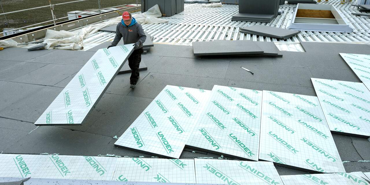 Isolatieplaten waaien van dak aan Sylviusweg in Leiden