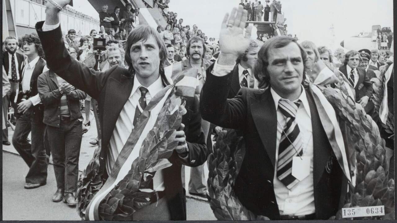 Pleun Strik (right) with Johan Cruijff at the ceremony of the Orange selection after the 1974 World Cup.