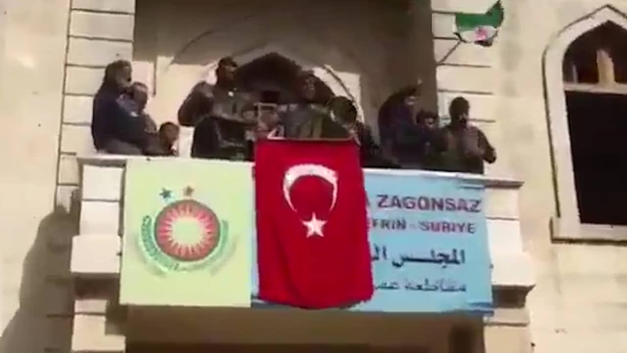 Beeld uit video: Turkse vlag wappert in Syrische stad Afrin
