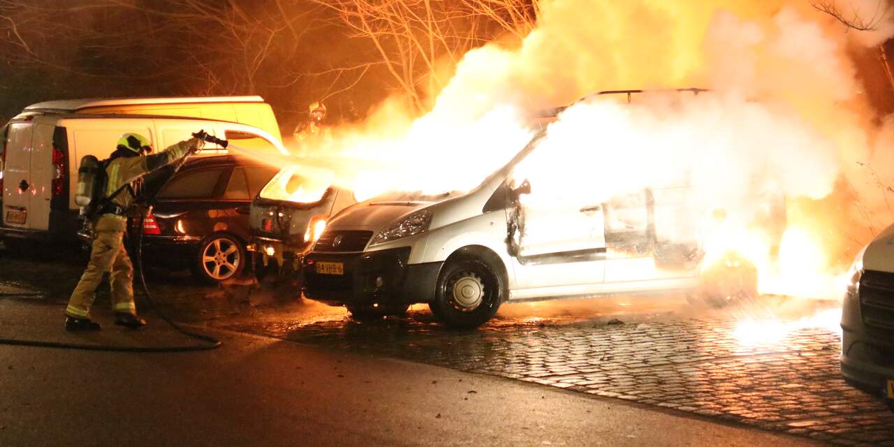 Vlammenzee op Laan van Poot: meerdere auto’s in brand