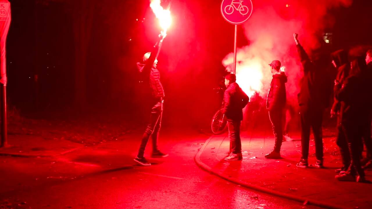 Beeld uit video: Oranjefans steken vuurwerk af bij rotonde in Apeldoorn