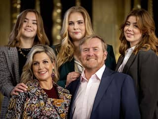 Koninklijke familie poseert tijdens fotosessie op Scheveningen