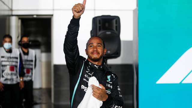 Blijdschap bij Lewis Hamilton.
