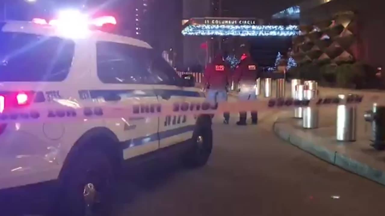 Beeld uit video: Veel politie bij redactie CNN vanwege bommelding