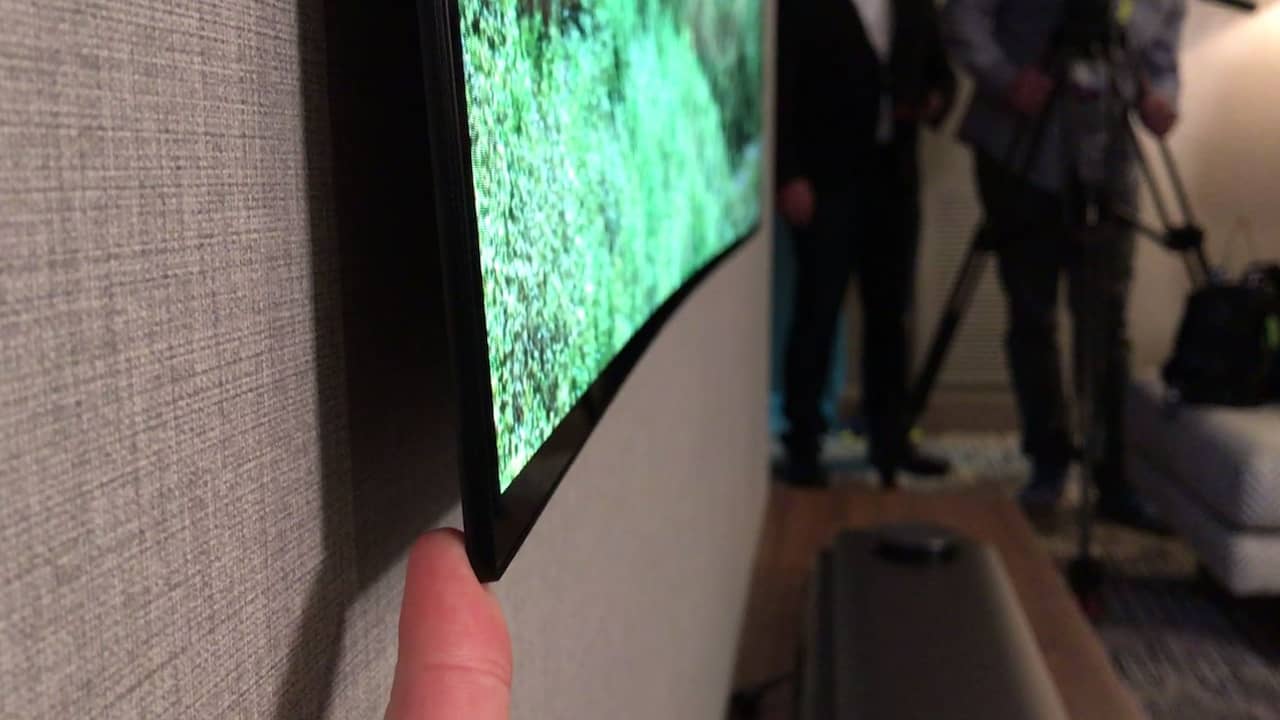 Beeld uit video: LG's dunste tv ter wereld plakt met magneten aan de muur