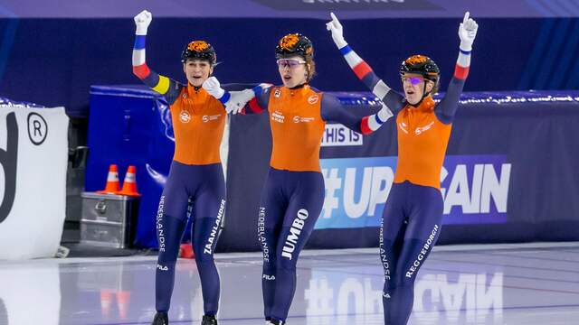 Irene Schouten, Antoinette de Jong en Ireen Wüst vieren hun wereldtitel.