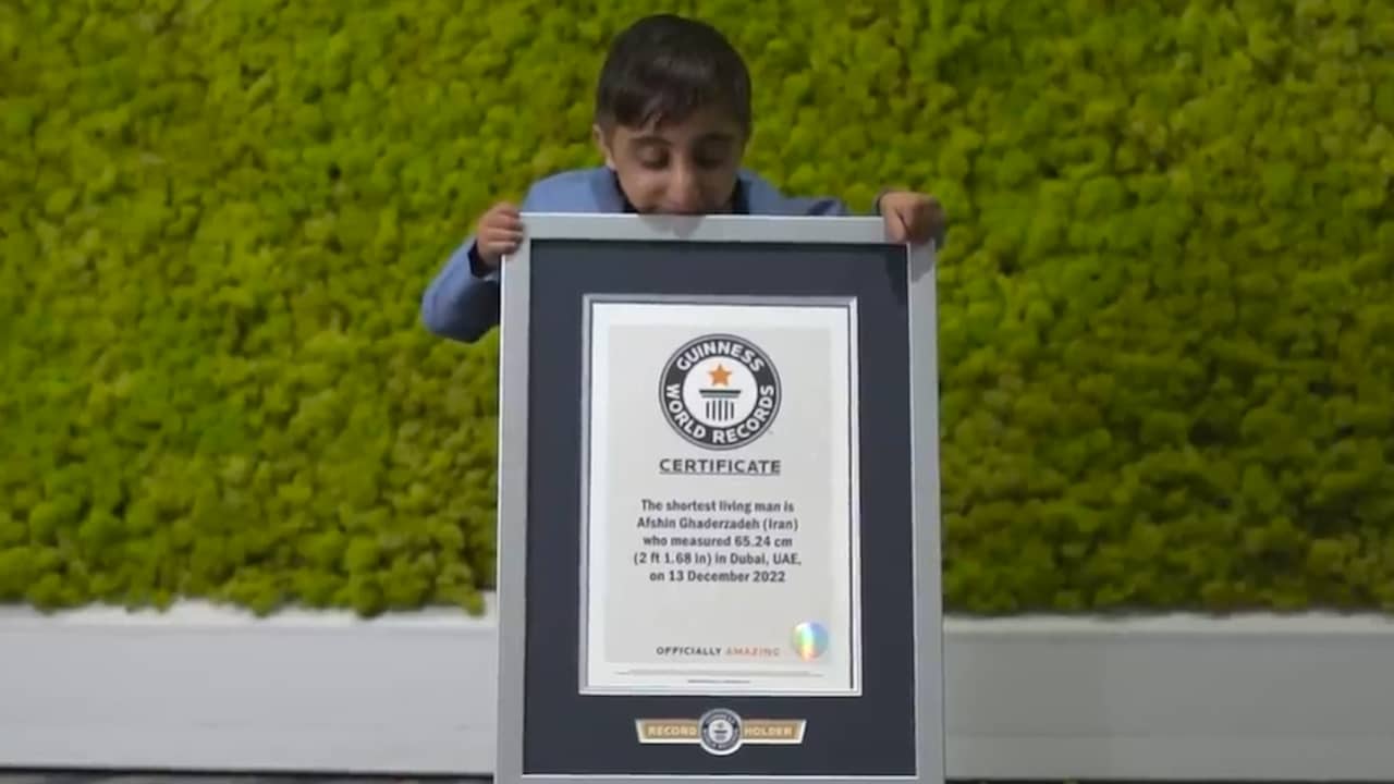 Beeld uit video: Kleinste man ter wereld is Iraniër van 65 centimeter