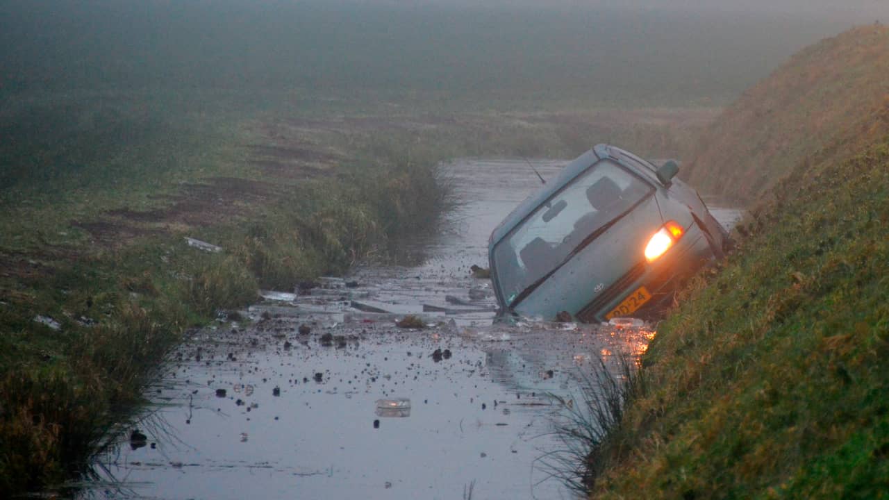 Automobilist Belandt In De Sloot Op Hoekseweg | Zeeland | NU.nl