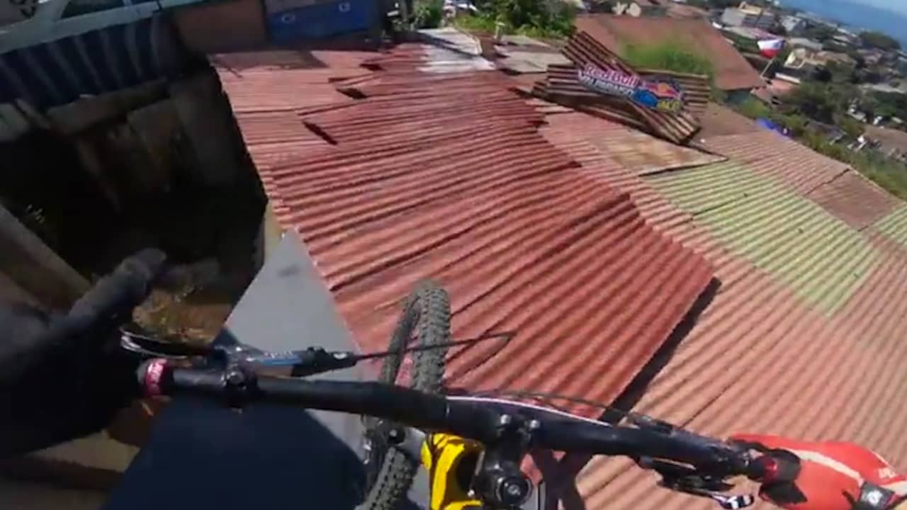 Mountainbikers trotseren trappen en daken tijdens race in chili