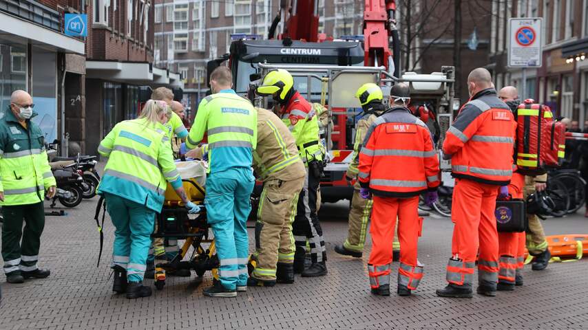Twee personen neergestoken in Haagse supermarkt, verdachte op de vlucht