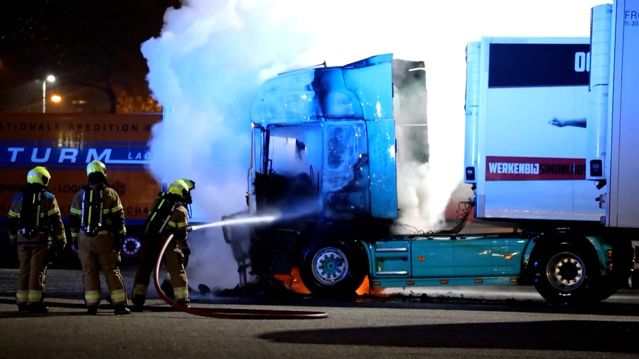 Beeld uit video: Brandweer blust uitgebrande vrachtwagen na in Veghel