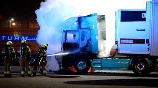 Brandweer blust uitgebrande vrachtwagen na in Veghel