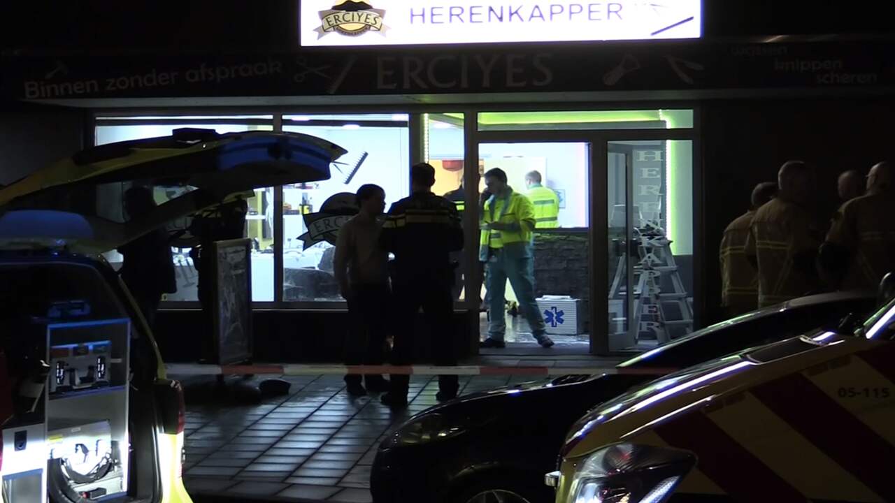 Man in brand gestoken in kapperszaak
