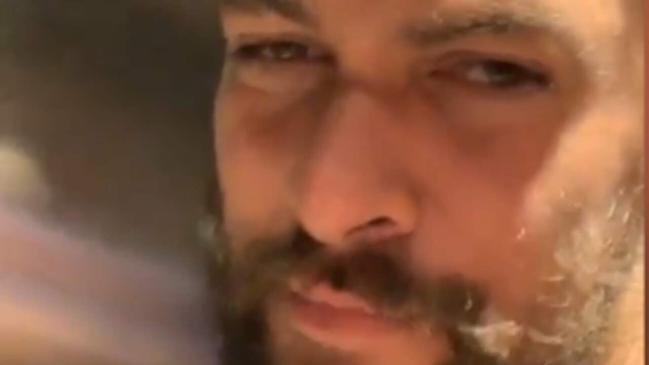 Beeld uit video: Jason Momoa zit urenlang vast in lift in Vancouver