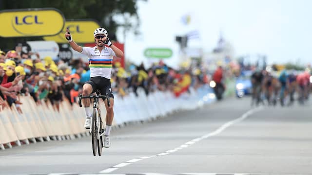 De aanstormende concurrentie komt te laat om Julian Alaphilippe van de ritzege én de gele trui af te houden.