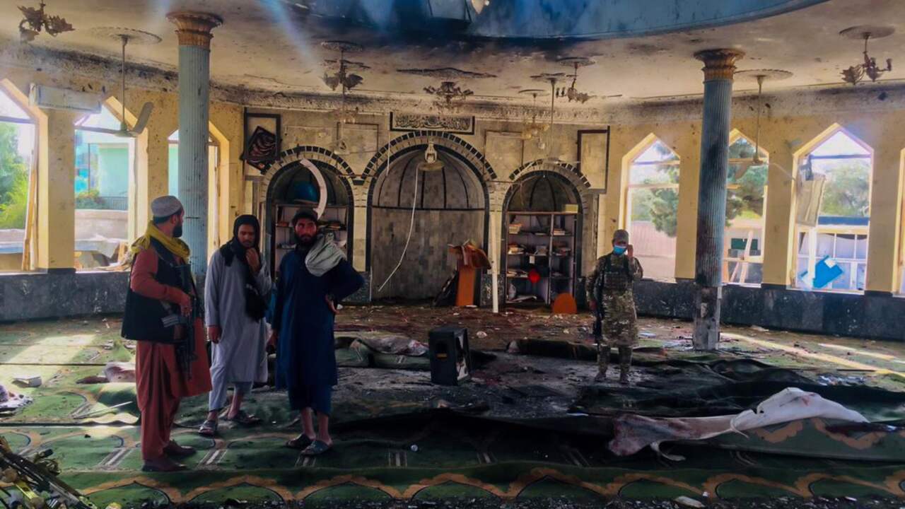 Beeld uit video: Afghaanse moskee compleet verwoest na dodelijke bomaanslag