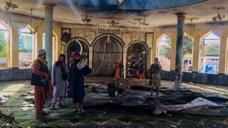 Afghaanse moskee compleet verwoest na dodelijke bomaanslag