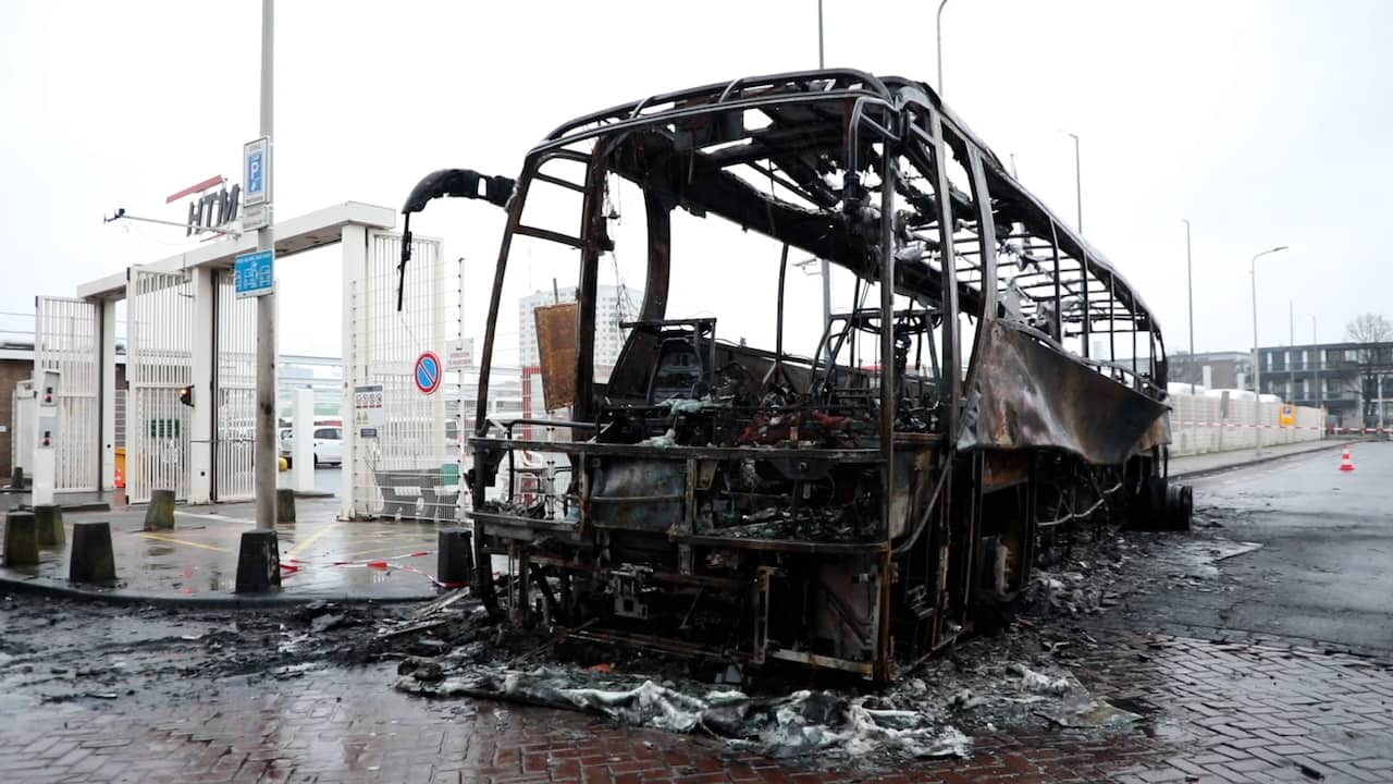 Afbeelding uit de video: Grote schade aan gebouwen en voertuigen na de rellen in Den Haag