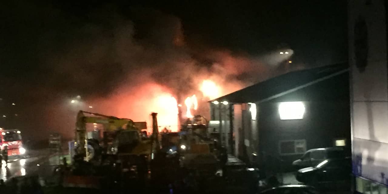 Grote brand verwoest loods op industrieterrein Staphorst